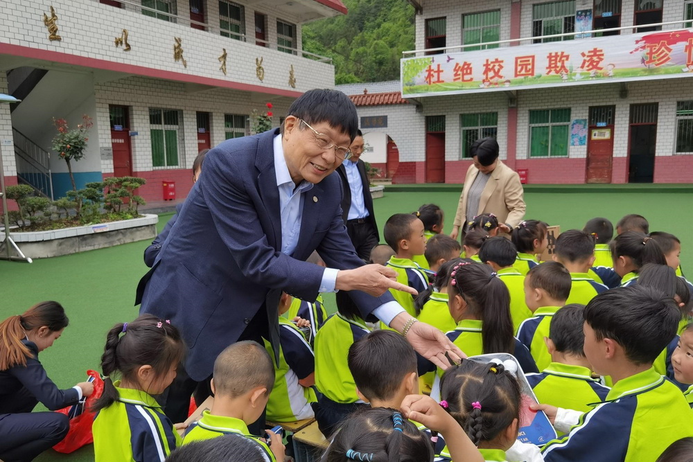 1同维爱心公益基金会举办镇坪同维希望小学教学楼重建项目捐建签约仪式4_调整大小.jpg